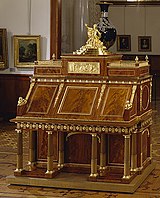 Bureau s postavou Apollóna.  1783. Dílna D. Roentgena.  Státní muzeum Ermitáž, Petrohrad