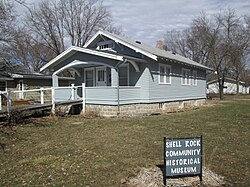 McBride Bungalow, E. Adair ko'chasi, 127-uy .jpg