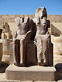 רעמסס השלישי (במקור היה זה פסלו של אמנחותפ השלישי) עם האלה מות. הפסלים מגרניט אדום. מוצבים בחצר השלישית