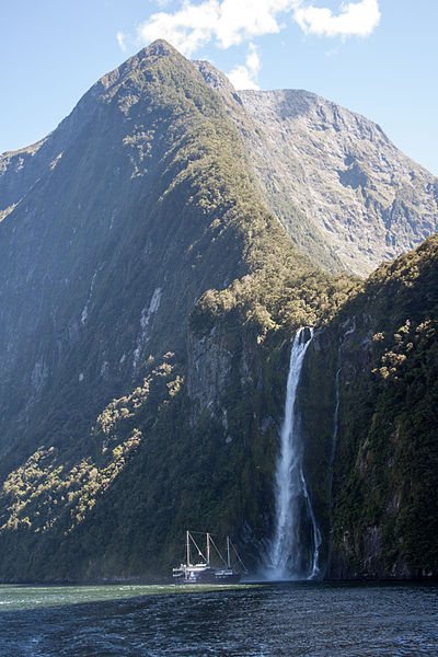 File:Milford Sound cruising 2016-01-31-48.jpg