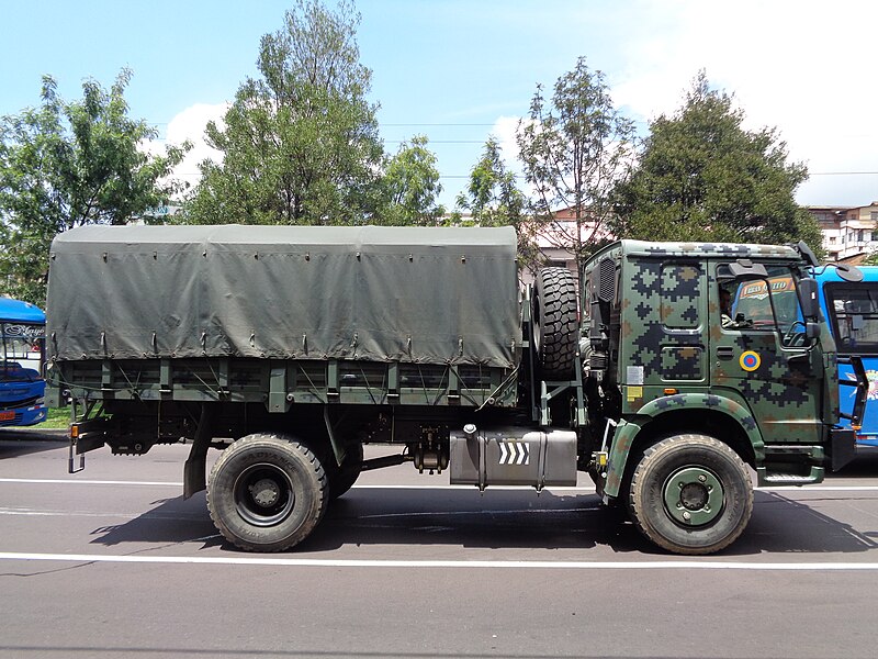 File:Military equipment of Ecuador Fuerzas Armadas del Ecuador Calle Pichincha, Quito Historic Center of Quito Centro Histórico de Quito, Armed Forces of Ecuador truck, 1 of 3.jpg