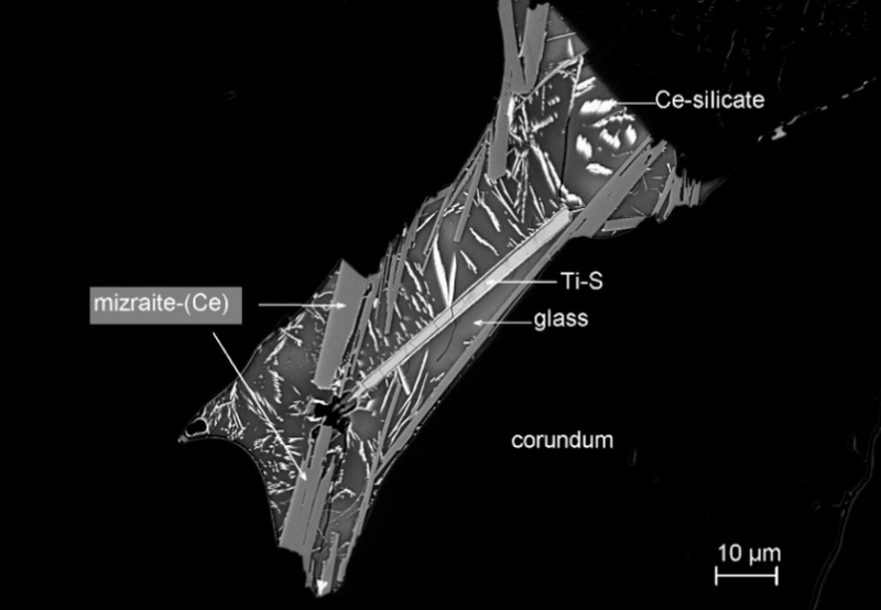 File:Mizraite-(Ce) in corundum grain (b).png