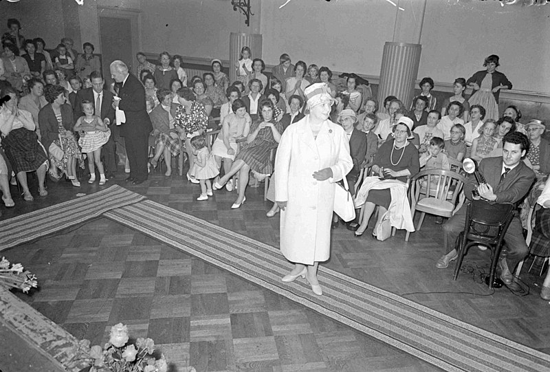 File:Modeshow in het Oranjehuis aan de Molenstraat, 1960 GN42753.jpeg