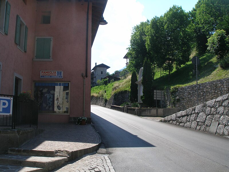 File:MolinaDiLedro-2012-06-17-HlavniUlice-02.JPG