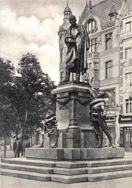 Moltkedenkmal in Düsseldorf, geschaffen im Jahre 1901 von Josef Tüshaus und Joseph Hammerschmidt, Postkarte 1906 (cropped)