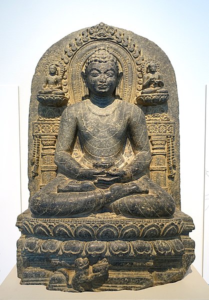 Buddha Shakyamuni meditating in the lotus position, India, Bihar, probably Kurkihar, Pala dynasty, c. 1000 AD, black stone - Östasiatiska museet, Stoc