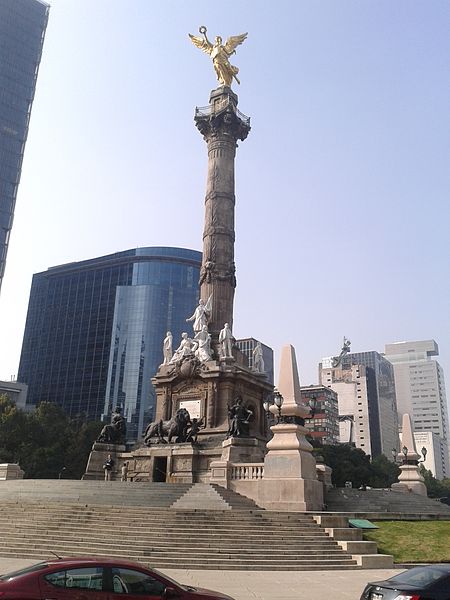 File:Monumento a la independencia desde el bus.jpg