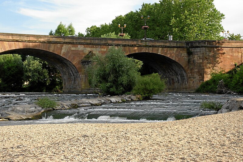 File:Moulins-allier-bruecke-fischtreppe-li-c.JPG