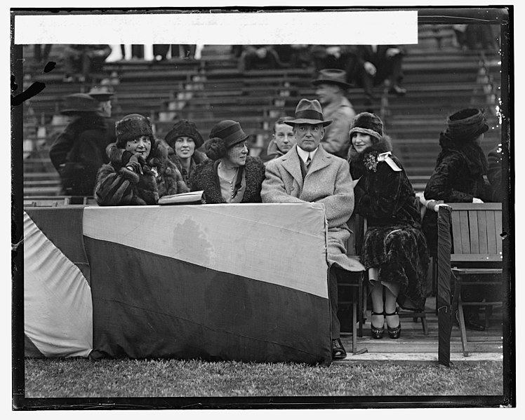 File:Mrs. Wm. A. Moffett, Mrs. Jos. M. Stoddard, Adm. Moffett, & Janet Moffett, 11-22-24 LCCN2016838979.jpg