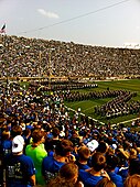 Die Band of the Fighting Irish buchstabiert ND, durch das das Notre Dame Fighting Irish Football Team auf das Feld läuft