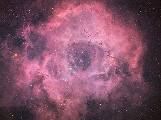 NGC 2237, connue sous le nom de « Nébuleuse de la Rosette[u] ».