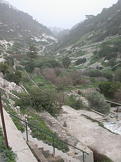 Svahy Karmelu, Nachal Siach a zahrada Bustan Chajat