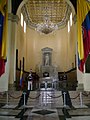 委内瑞拉卡拉卡斯先贤祠（英语：National Pantheon of Venezuela）内的西蒙·玻利瓦墓和革命博物馆（西班牙语：Cuartel de la Montaña (Caracas)）内的查韦斯陵寝