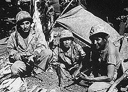 Balról jobbra: Oscar B. Gallup szakaszvezető, Chester Nez tizedes, Carl Gorman tizedes Saipanon