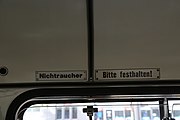 Beschilderung in einem Bus-Oldtimer der MVG zum Nichtrauchen und festhalten