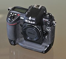 Описание изображения переднего четверти Nikon D2H.jpg.