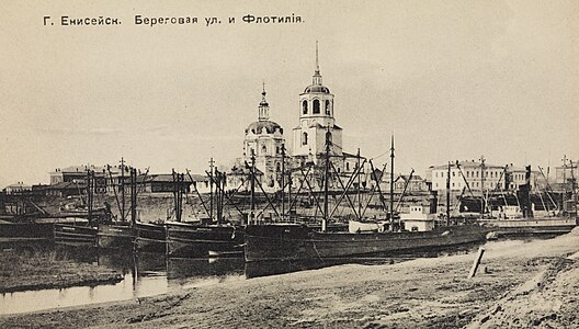 Navire de la flotte fluviale dans le port d'Ienisseïsk. Au fond la cathédrale de l'Épiphanie (1913).