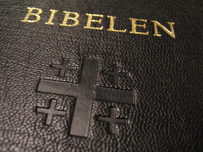 800px-Norwegian_Bible.jpg