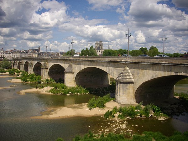De brug pont George-V over de rivier de Loire