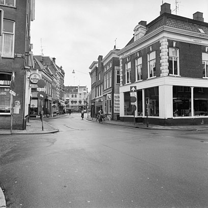 Hoe gaan naar A-straat met het openbaar vervoer - Over de plek