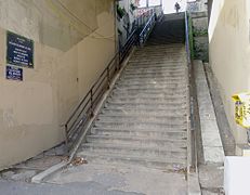 Escalier permettant d'accéder à la butte Bergeyre depuis l'avenue Simon-Bolivar ; lieu d'un cliché célèbre du photographe Willy Ronis.