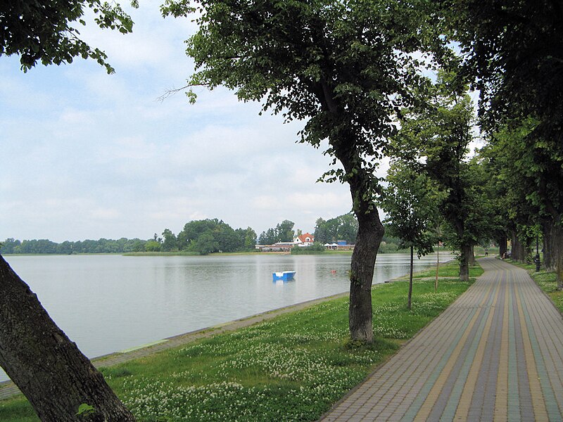 File:PL Ełk promenada1.jpg