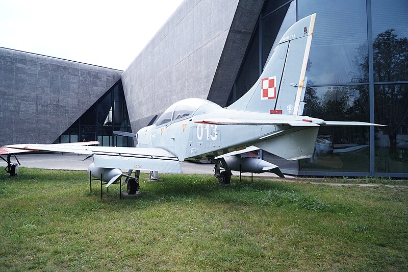 File:PZL-130 TC-1 Orlik - tył - Muzeum Lotnictwa Kraków.jpg