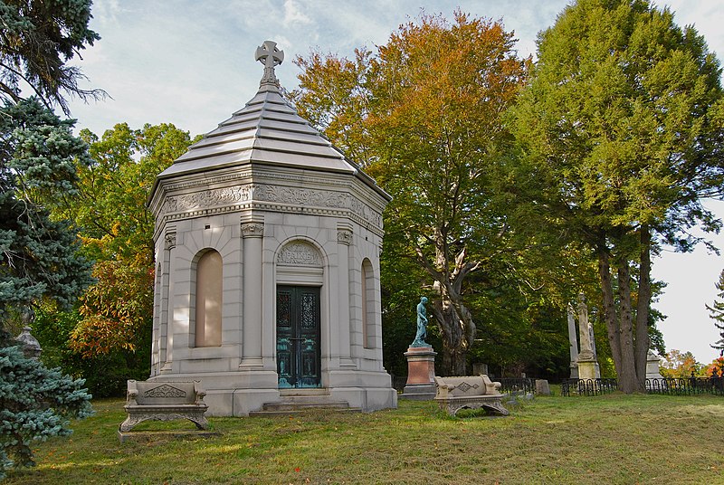 File:Paine Mausoleum Oakwood 2.JPG