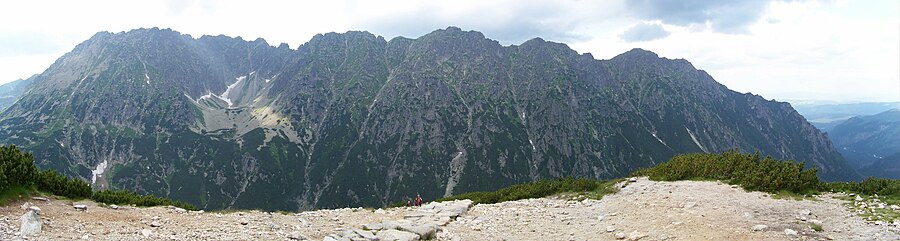 Panorama wschodniej grani Świnicy i widok na Dolinkę Buczynową ze Świstowej Kopy