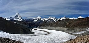 Le glacier du Gorner (à droite puis au centre) rejoint par le glacier de Grenz (à gauche). Au fond, de gauche à droite : la dent d'Hérens, le Cervin, la dent Blanche, l'Ober Gabelhorn et la Wellenkuppe, Zinalrothorn et Weisshorn.