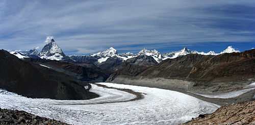 Alpy Pennińskie. Widok na lodowce Gornergletscher i Grenzgletscher. W prawym dolnym rogu schronisko Monte Rosa Hut. W tle szczyty (od lewej): Matterhorn (4478 m), Dent Blanche (4357 m), Obergabelhorn (4062 m), Wellenkuppe (3903 m), Zinalrothorn (4221 m), Weisshorn (4506 m)