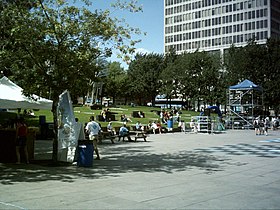 A Place Émilie-Gamelin cikk illusztráló képe