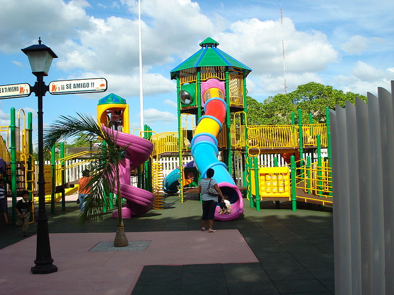 File:Parque Infantil ubicado a un lado del Palacio Municipal de Villahermosa, Tabasco 07.JPG