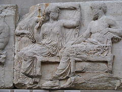 Frise située à l'est représentant deux dieux assis et un debout