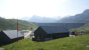 Old Silvretta hut (the former wash house), behind it the dam of the Silvretta reservoir.