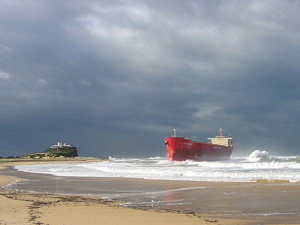 Le Pasha Bulker ; cargo de 40 000 tonnes transportant du charbon, échoué le 8 juin 2007 sur le littoral australien avec encore 700 tonnes de pétrole à bord (soutes). Les 21 personnes de l'équipage ont été hélitreuillées. Restait à traiter le risque de pollution.