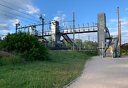 Pasarela de la estación de tren de Montluel (mayo de 2019) .jpg