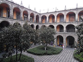 Courtyard of los Pasantes, colonial construction Patio Principal del Colegio de San Ildefonso.JPG