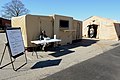 Burada ABD Hava Kuvvetleri tarafından kullanılan tek bir paletli keşif mutfağı, Amerikan konteynerli bir mutfak