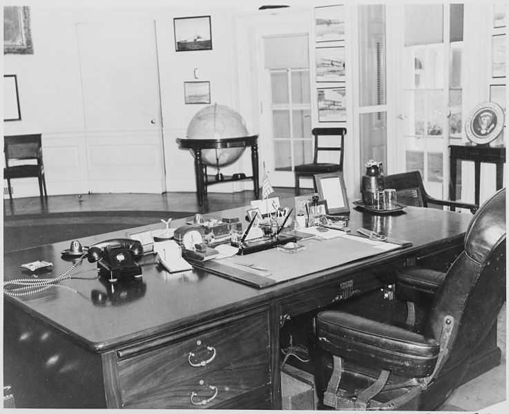 File:Photograph of objects on President Truman's desk in the Oval Office of the White House. - NARA - 199452.jpg