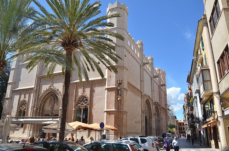 File:Plaça de la Llotja - Palma de Mallorca - 9509.jpg