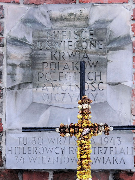 File:Place of National Memory at Solecki Market Square in Warsaw - 04.jpg