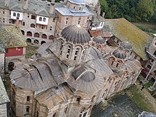 Photographie de la toiture d'un monastère orthodoxe.