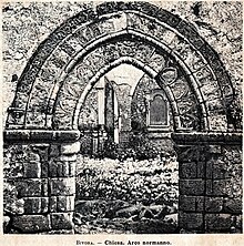 Side portal of the Chiaramontana mother church in Bivona in the early twentieth century Portale laterale Bivona.jpg