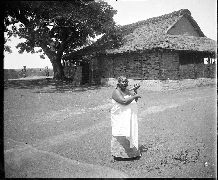 File:Portrait de femme devant une maison sl nd.jpg