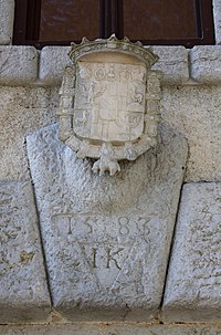 Slika:Predjama Castle entrance COA.jpg