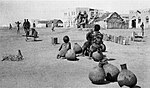 Přístav v Džibuti (v pozadí dvojice čs. legionářů z 15. transportu); 29. ledna 1920