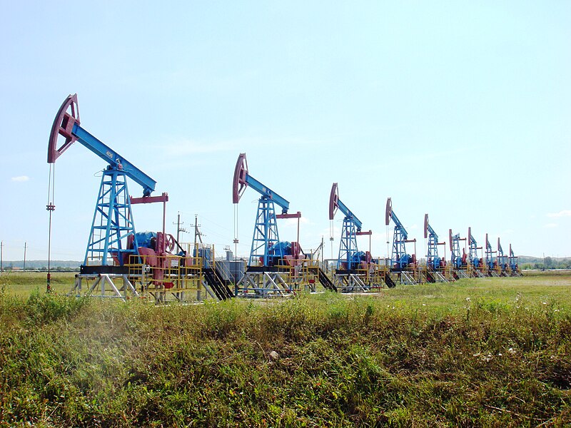 File:Pumpjacks in Ishimbay.jpg