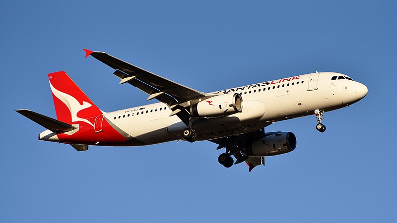 File:QantasLink Airbus A320 VH-UVJ Perth 2023 (01).jpg