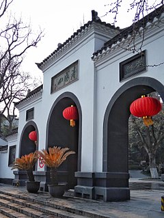 Brána parku Qingliangshan.jpg